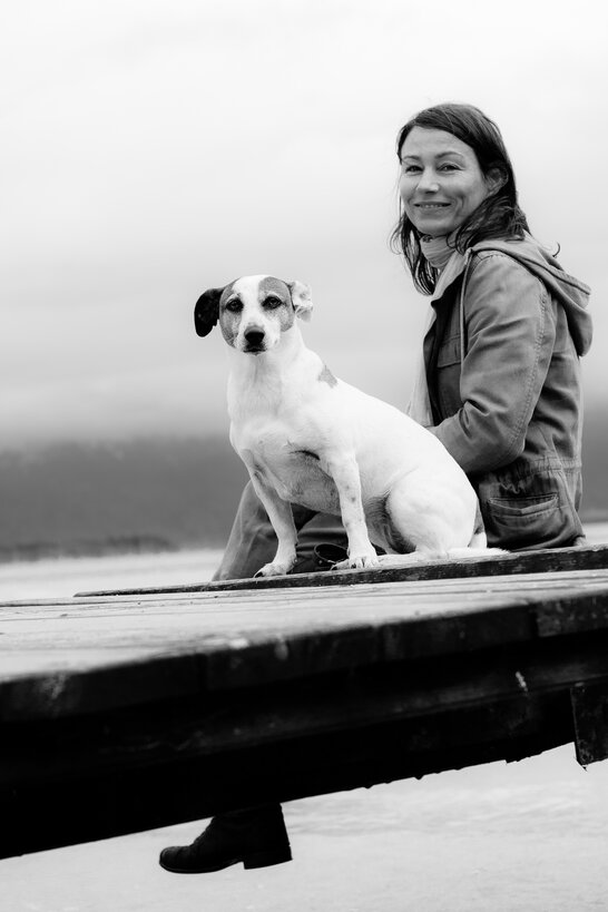 Hundetrainerin Claudia Koehler vom Hundetraining Zamperlschickeria in Chiemgau mit Jack Russel Hündin auf einem Steg.